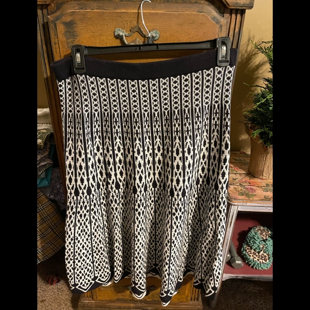 Cato Sweater Skirt Size Large Black striped Stretch Elastic waist like new